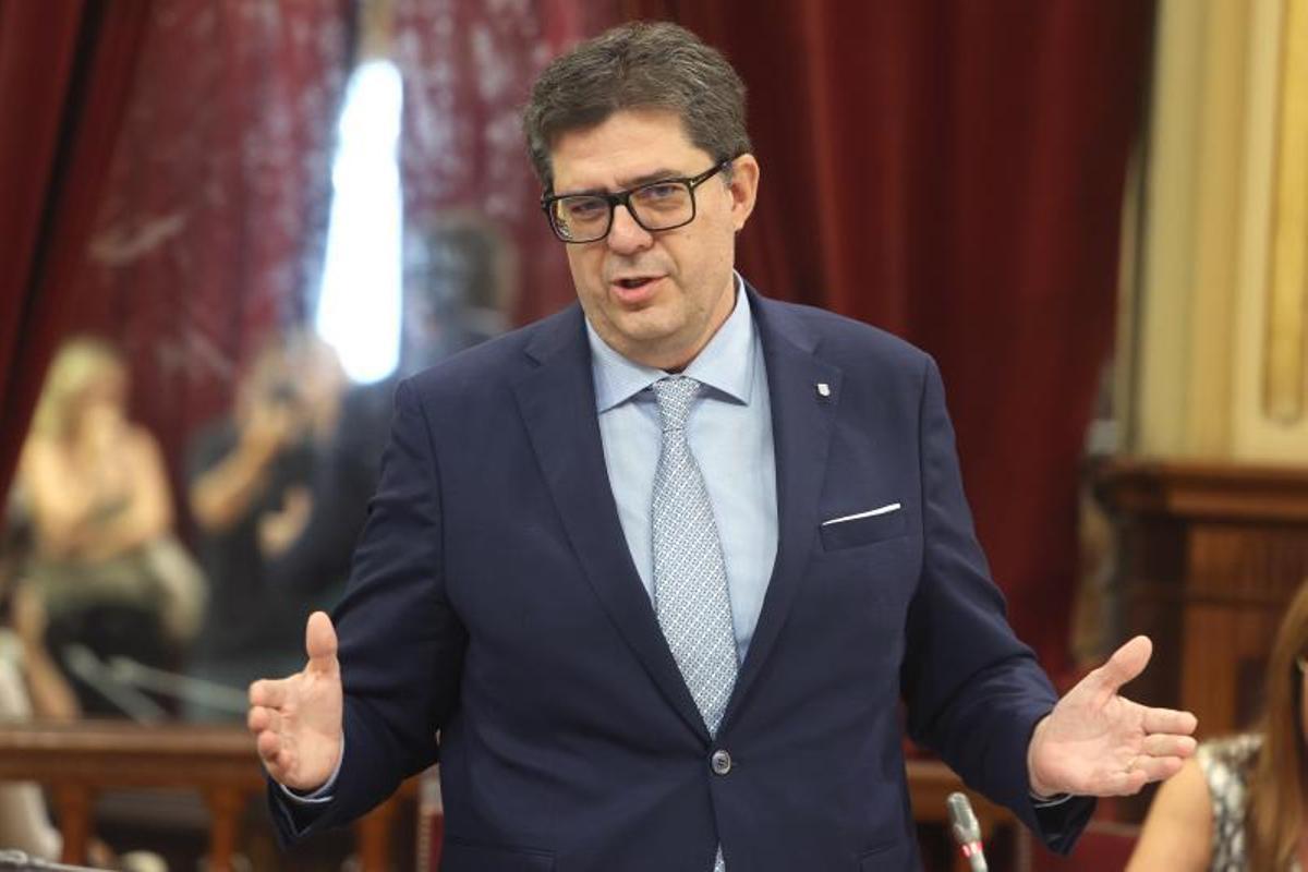 El conseller jaume Bauzà en el Parlament. | EP