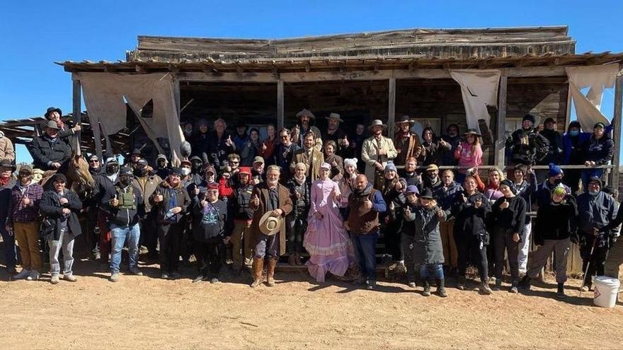 El equipo de rodaje de &#039;Rust&#039;, con Alec Baldwin en el centro, con un sombrero en la mano, en una fotografía que Hutchins compartió en Instagram.