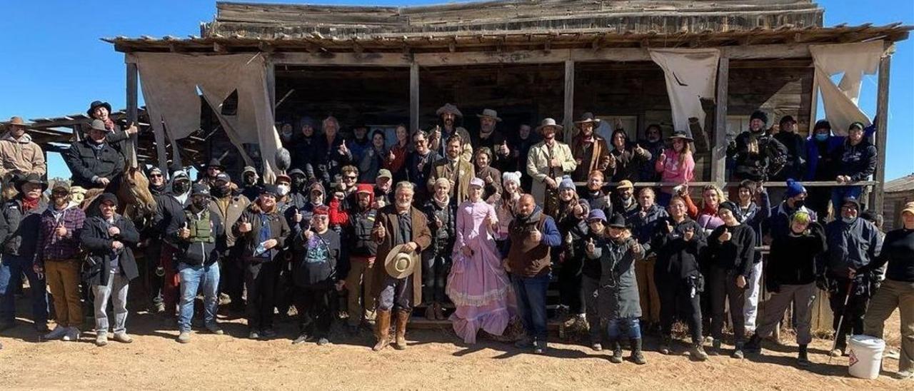 El equipo de rodaje de &#039;Rust&#039;, con Alec Baldwin en el centro, con un sombrero en la mano, en una fotografía que Hutchins compartió en Instagram.
