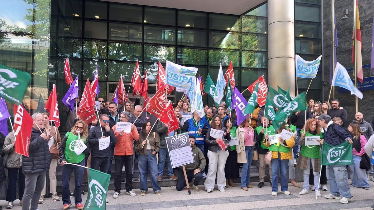 Los miembros de la protesta en la entrada principal de la consejería de Hacienda.