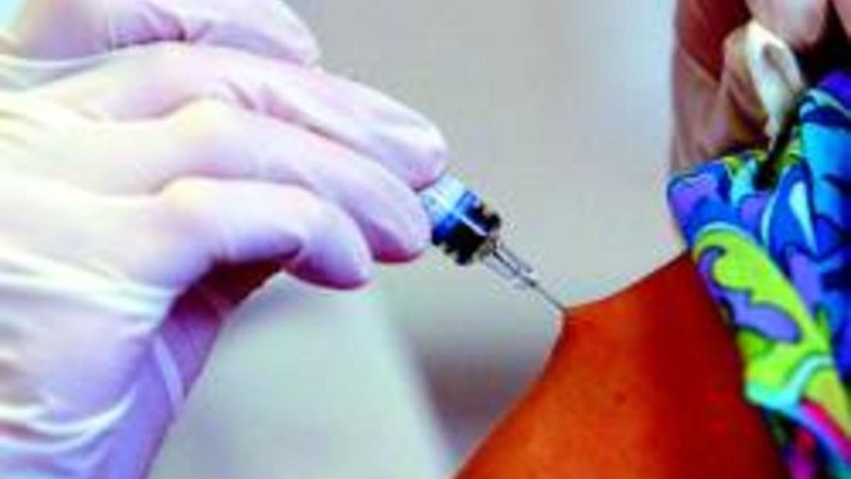Un enfermo se vacuna contra la gripe en un centro de asistencia primaria de Barcelona.