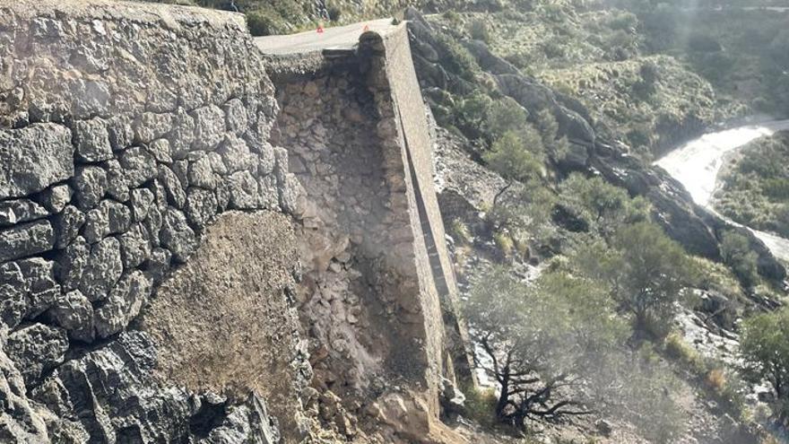 Parte del muro de contención ha cedido en la carretera de sa Calobra.