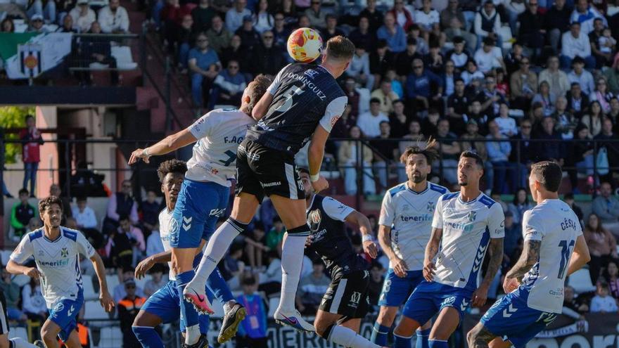 El Mérida rescata un punto ante el Tenerife con un golazo de Víctor Corral en el último suspiro