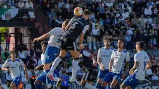 El Mérida rescata un punto ante el Tenerife con un golazo de Víctor Corral en el último suspiro