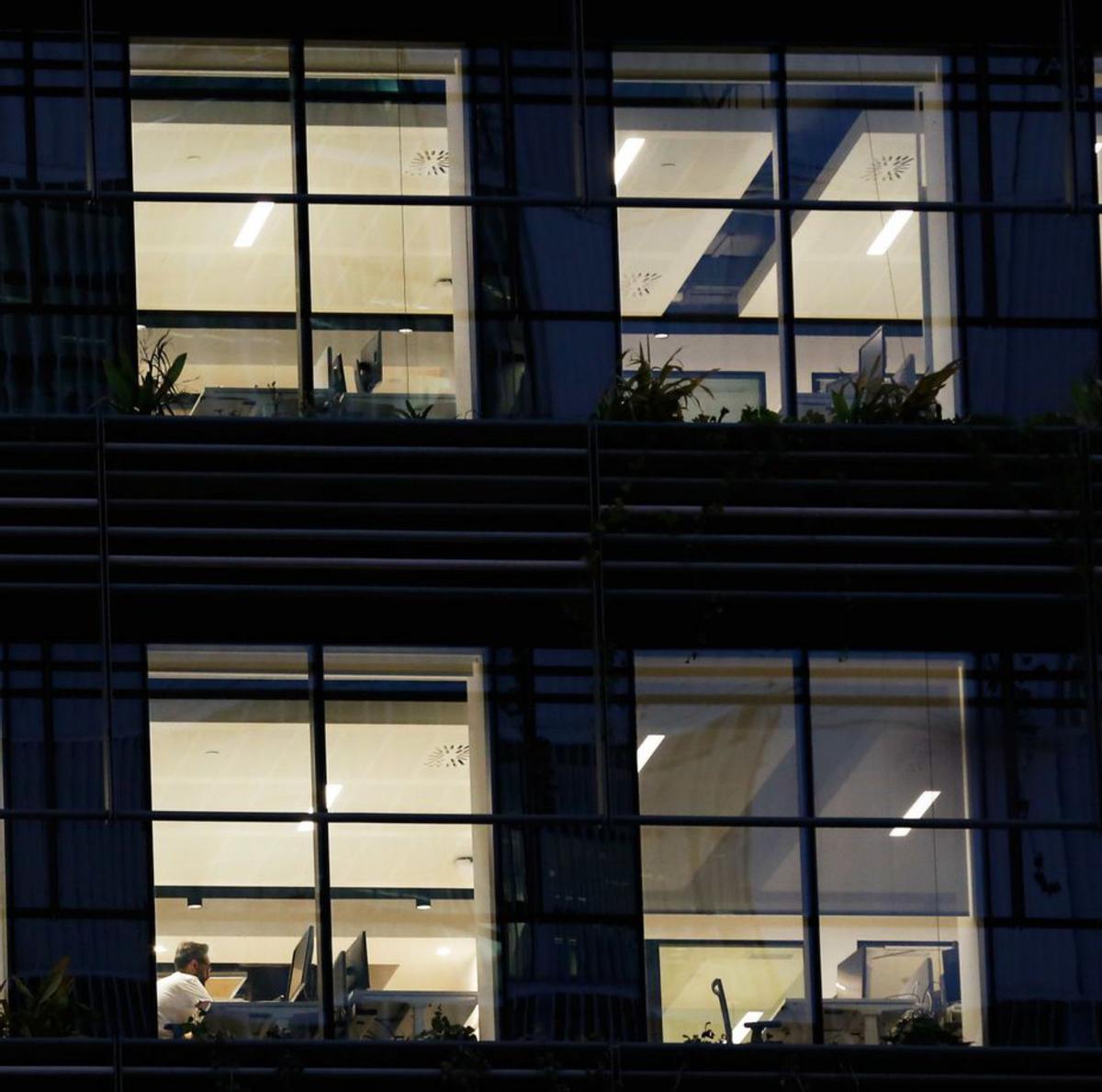 La IA sacseja les oficines i destrueix en dos anys 2.700 llocs de treball a BCN