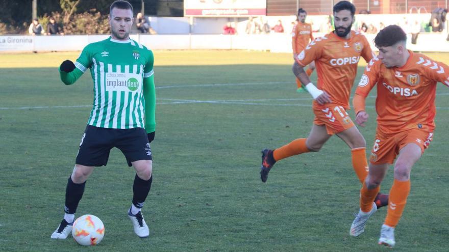 Marc Gelmà, en acció en el darrer partit a casa del Peralada, va donar l’assistència de l’1-1.