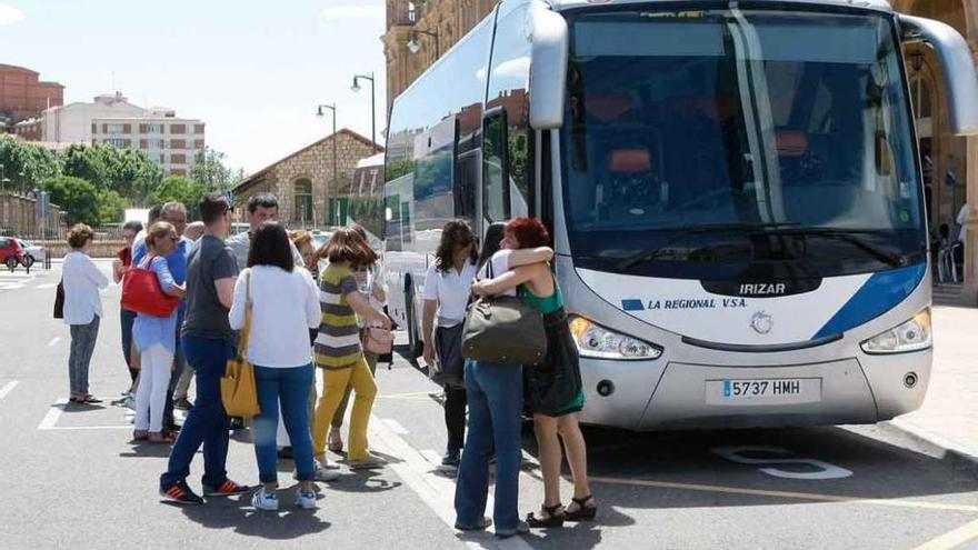 Los viajeros afectados por la suspensión montan en el autobús fletado por Renfe.