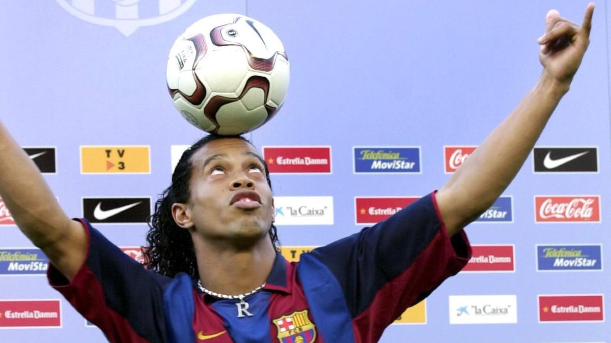 Ronaldinho durante su presentación como nuevo futbolista del Barça en 2003