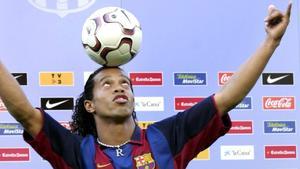 Ronaldinho durante su presentación como nuevo futbolista del Barça en 2003