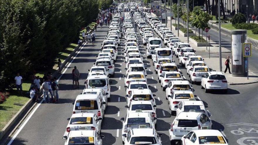 Los taxistas presionan a la puerta de Fomento