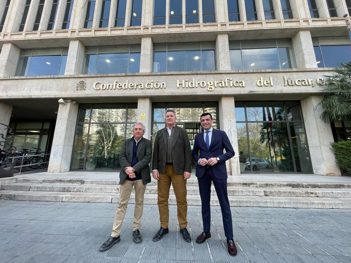 Raúl Mérida, Vicente Martínez Mus y Miguel Ángel Ivorra, a las puertas de la CHJ.