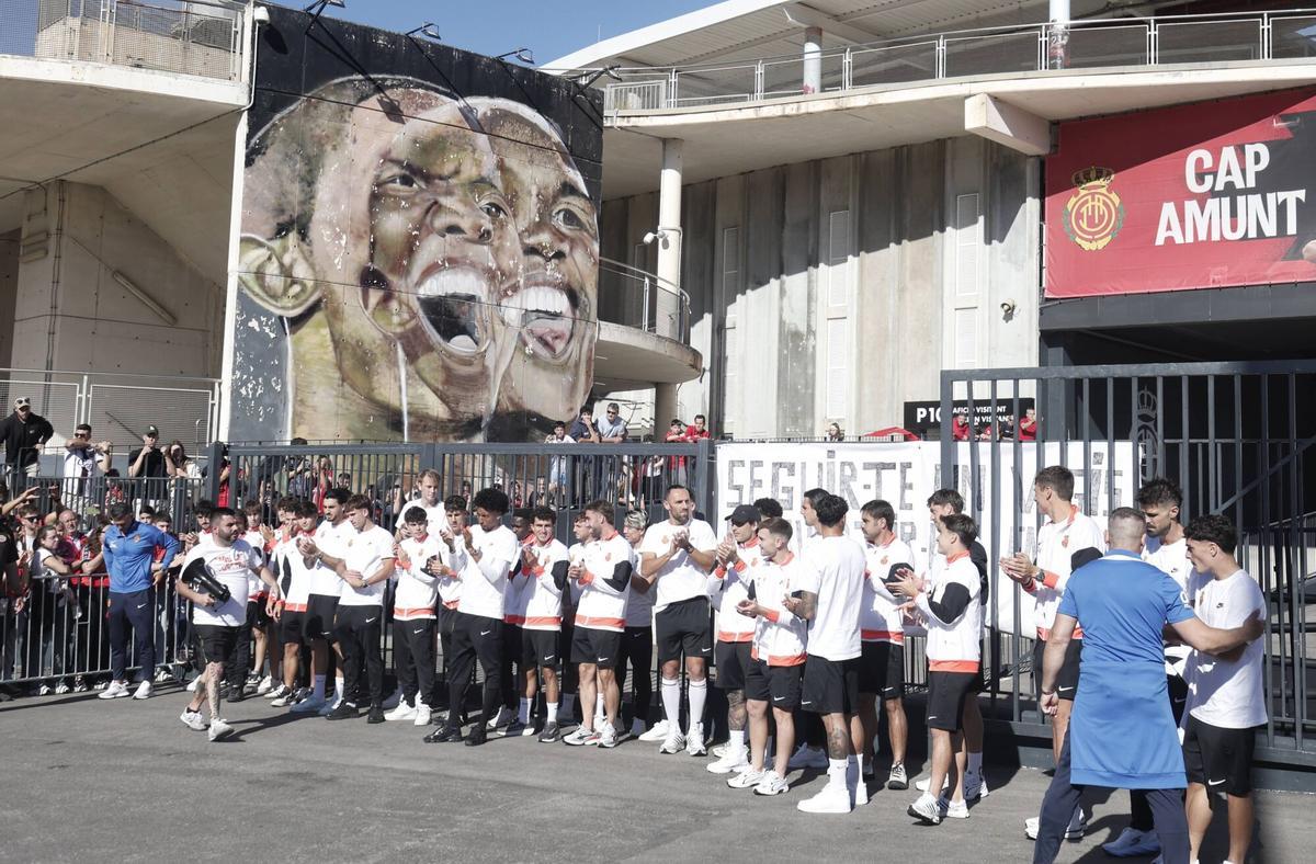 Los aficionados del Mallorca despiden con cánticos al equipo en su salida hacia Valencia