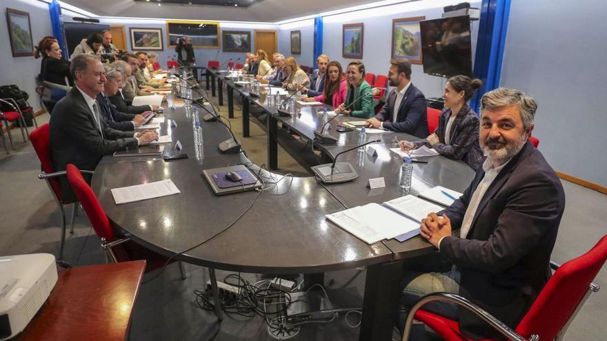 Alejandro Calvo, en primer término, durante la reunión de la Alianza por las Infraestructuras.