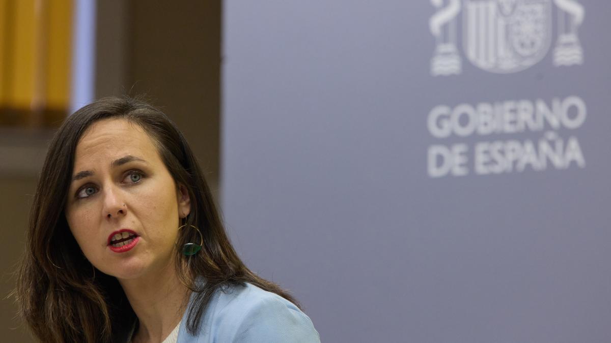 La ministra de Derechos Sociales y Agenda 2030, Ione Belarra, interviene durante el acto de rendición de cuentas 'Escudo social: descubre un futuro mejor', en el Ministerio de Derechos Sociales y Agenda 2030, a 23 de marzo de 2023, en Madrid (España).