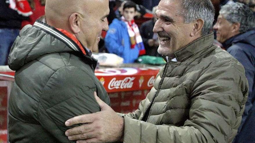 Paco Herrera saluda a Luis César Sampedro al inicio del choque.