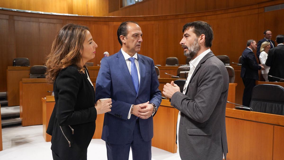 El consejero José Luis Bancalero, charla con María Navarro (PP) y Álvaro Sanz (IU).