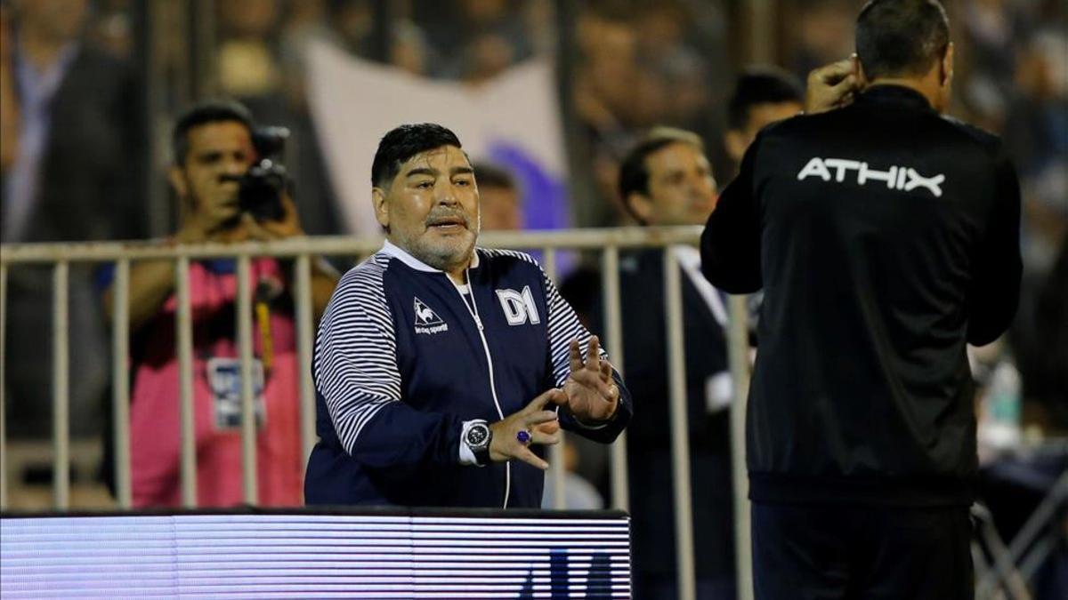 Diego Maradona no se guardó nada para el árbitro del partido entre Gimnasia y Banfield