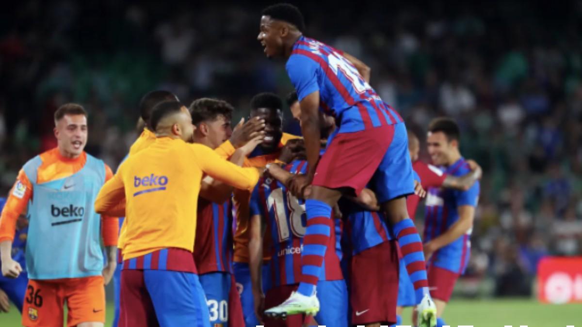 Ansu Fati corona la piña de jugadores del Barça, que celebran el gol de Jordi Alba al Betis.