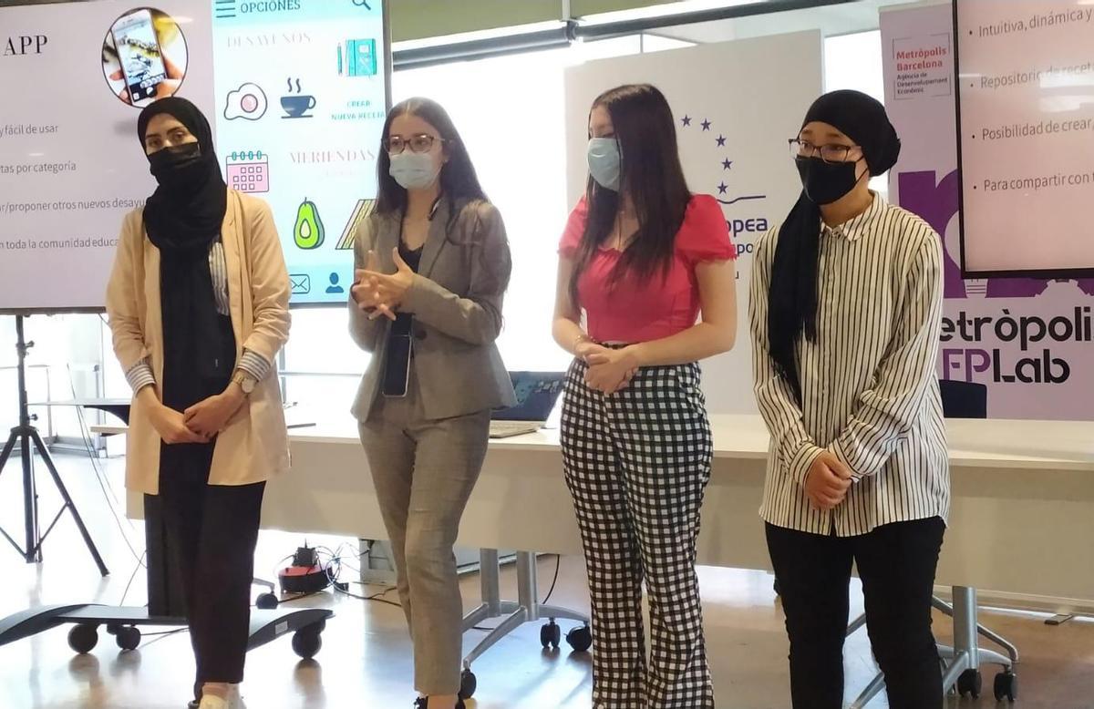 Quatre estudiants de Cornellà guanyen el repte PEMB per millorar l’alimentació dels joves Quatre estudiants de Cornellà guanyen el repte PEMB per millorar l’alimentació dels joves