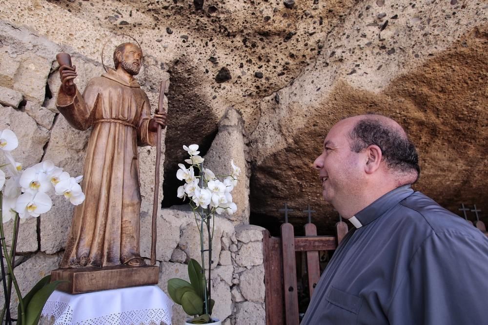 Macario López, en la Cueva del Hermano Pedro