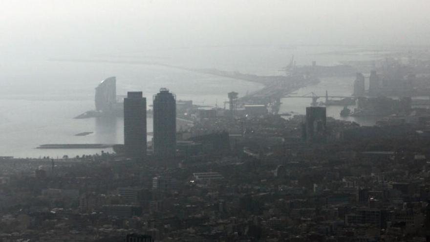 Imatge d&#039;un dels episodis d&#039;alta contaminació a la ciutat de Barcelona.