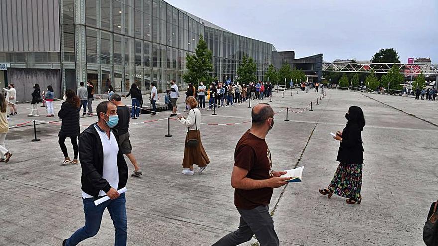 Colas para la vacunación en Expocoruña, este año.   | // VÍCTOR ECHAVE