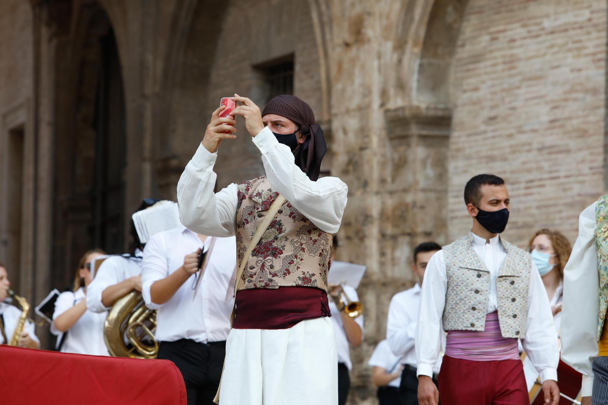 Búscate en el segundo día de Ofrenda por la calle del Mar (entre las 18.00 y las 19.00 horas).