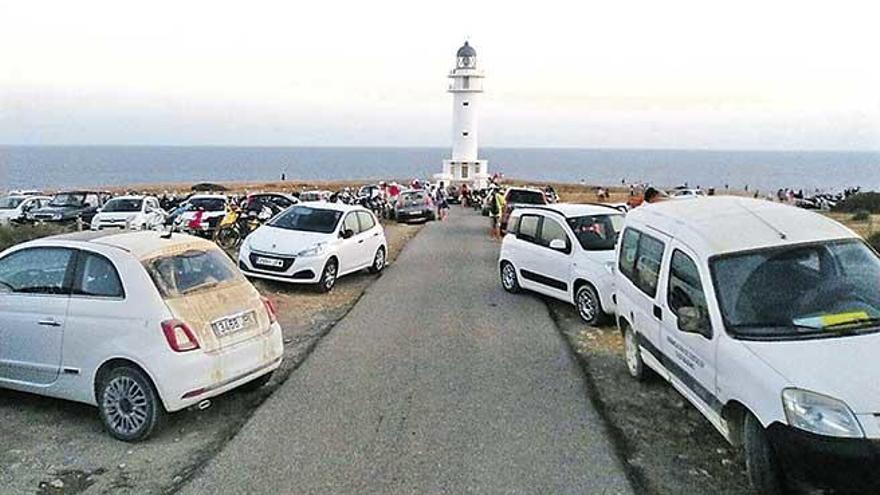 Vehículos abarrotan el aparcamiento del faro de Barbería en Formentera.