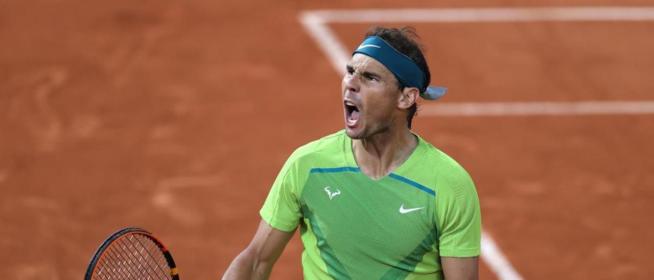 Nadal celebra un punto ante Djokovic.