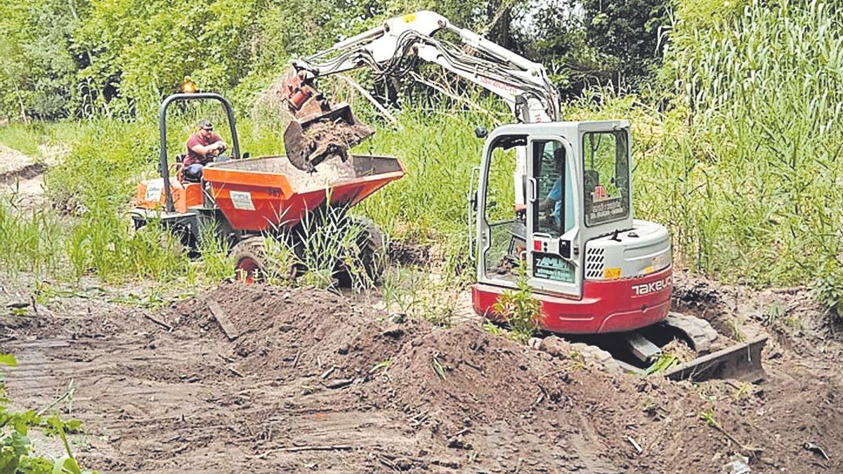 Les màquines treballant a la reserva de la Mugueta