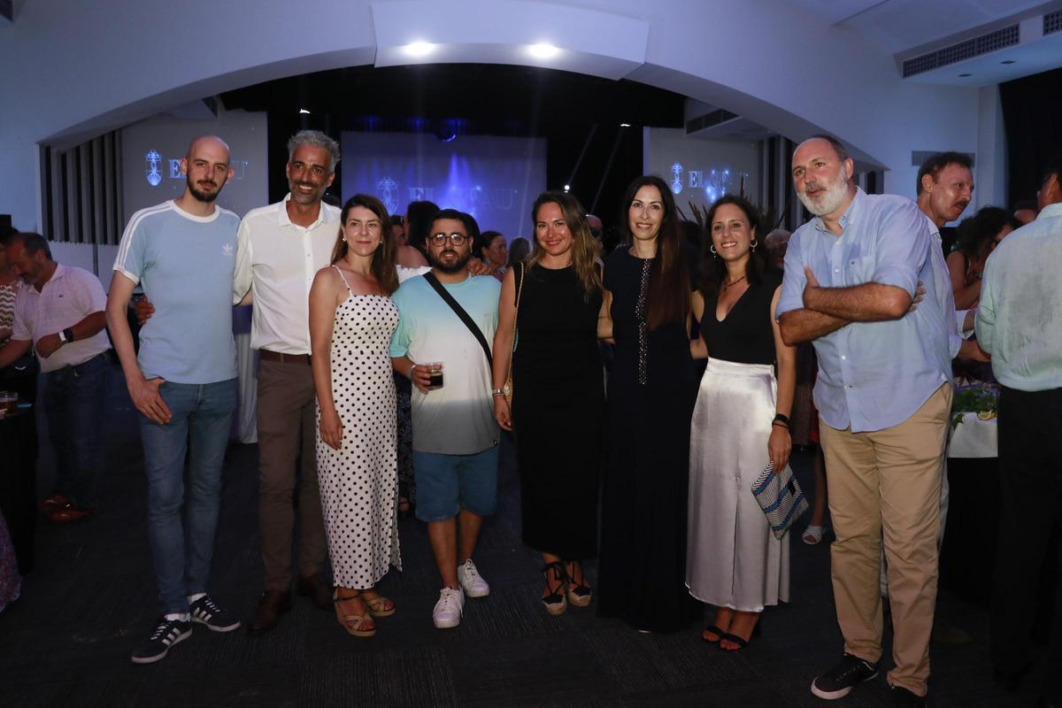Los visitantes al evento de inauguración disfrutaron de una noche llena de actuaciones y sorpresas.