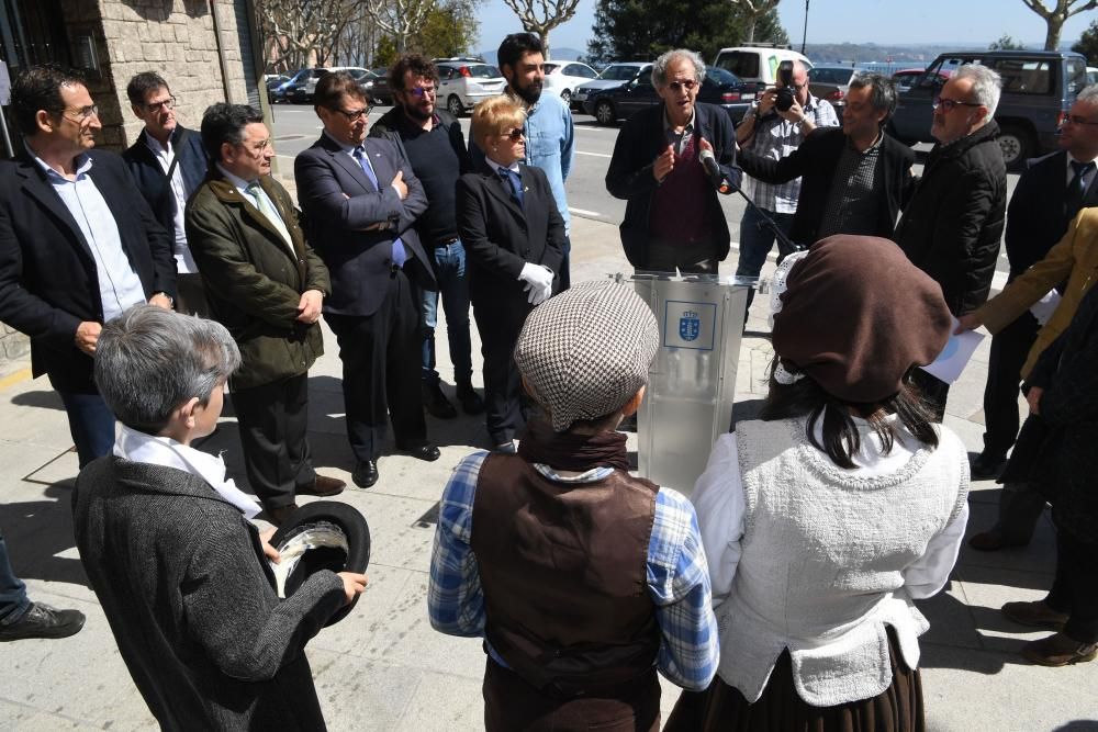 El alcalde Xulio Ferreiro y varios concejales participan en el descubrimiento de la placa de la calle que linda con la Maestranza. La enfermera llevó a América la vacuna contra la viruela en el XIX.