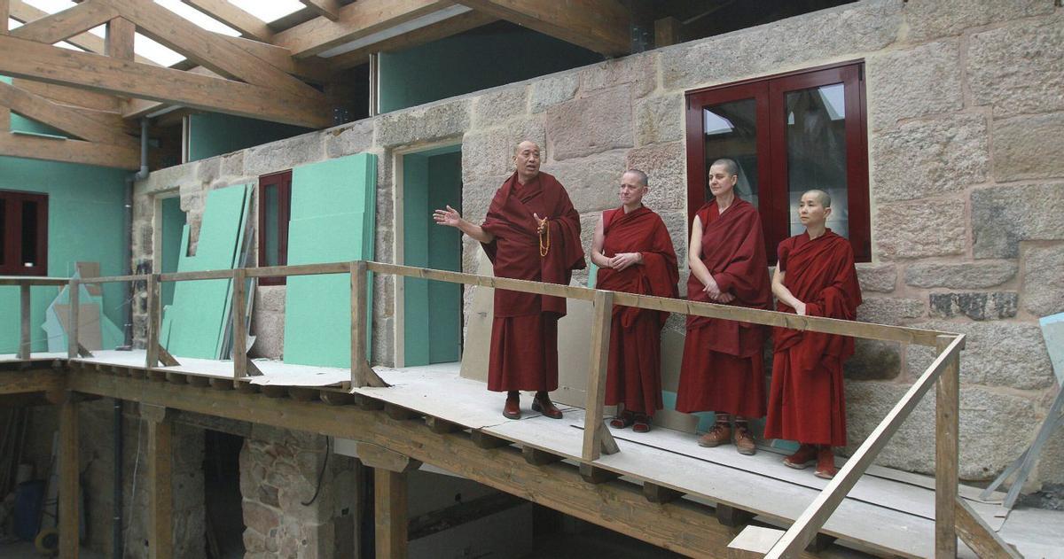 El lama y las monjas budistas en el interior de la edificación, aún en obras. | IÑAKI OSORIO