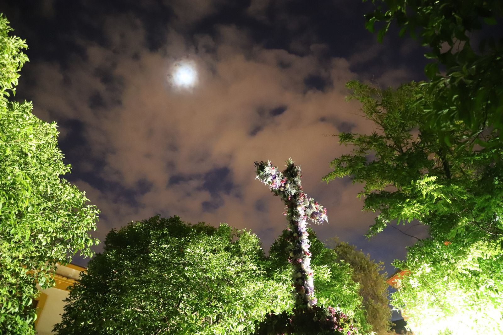La tercera noche de cruces, en imágenes