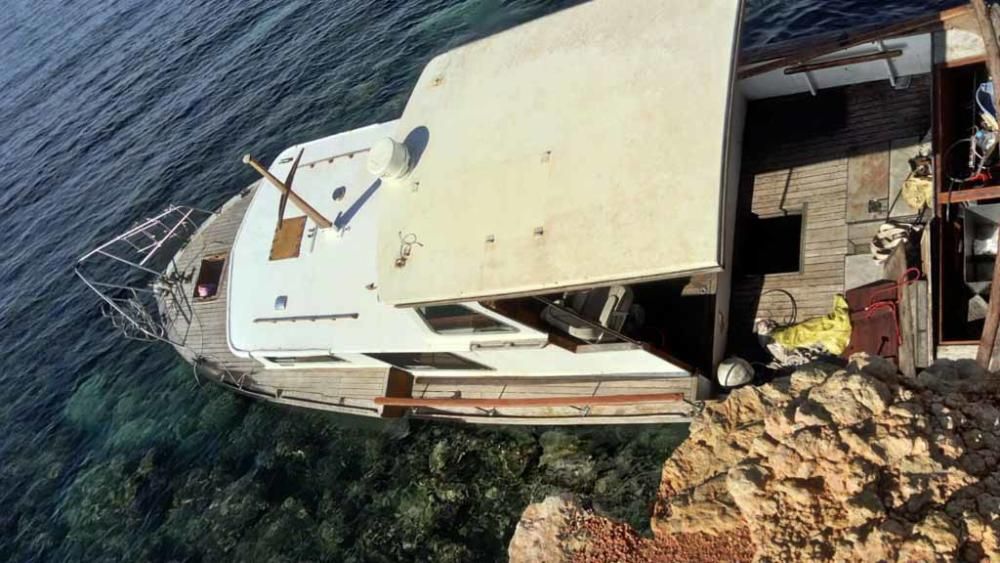 Un barco encllado y olvidado en es Canar