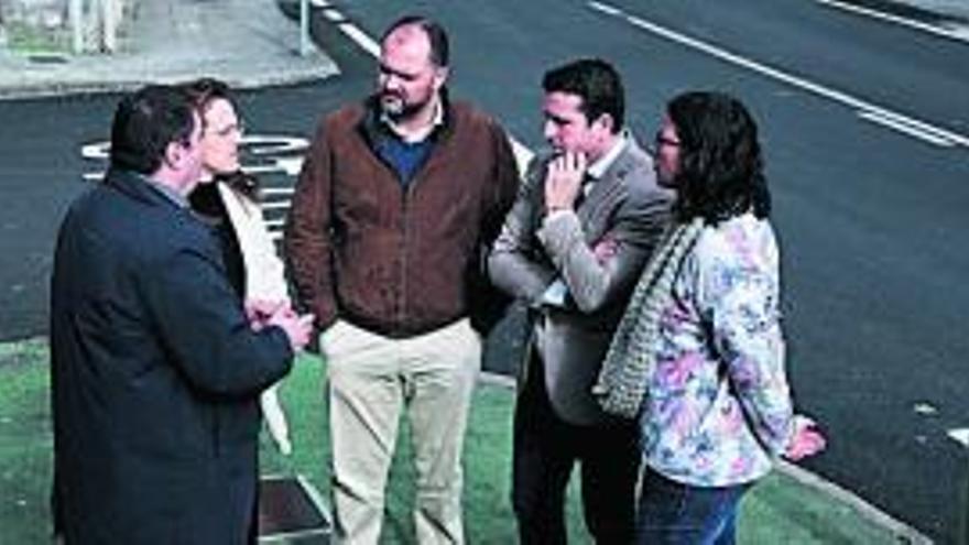 Bernardo Fernández, centro, e Romero, ó seu carón, durante a visita ás obras na estrada Boiro-Noia.