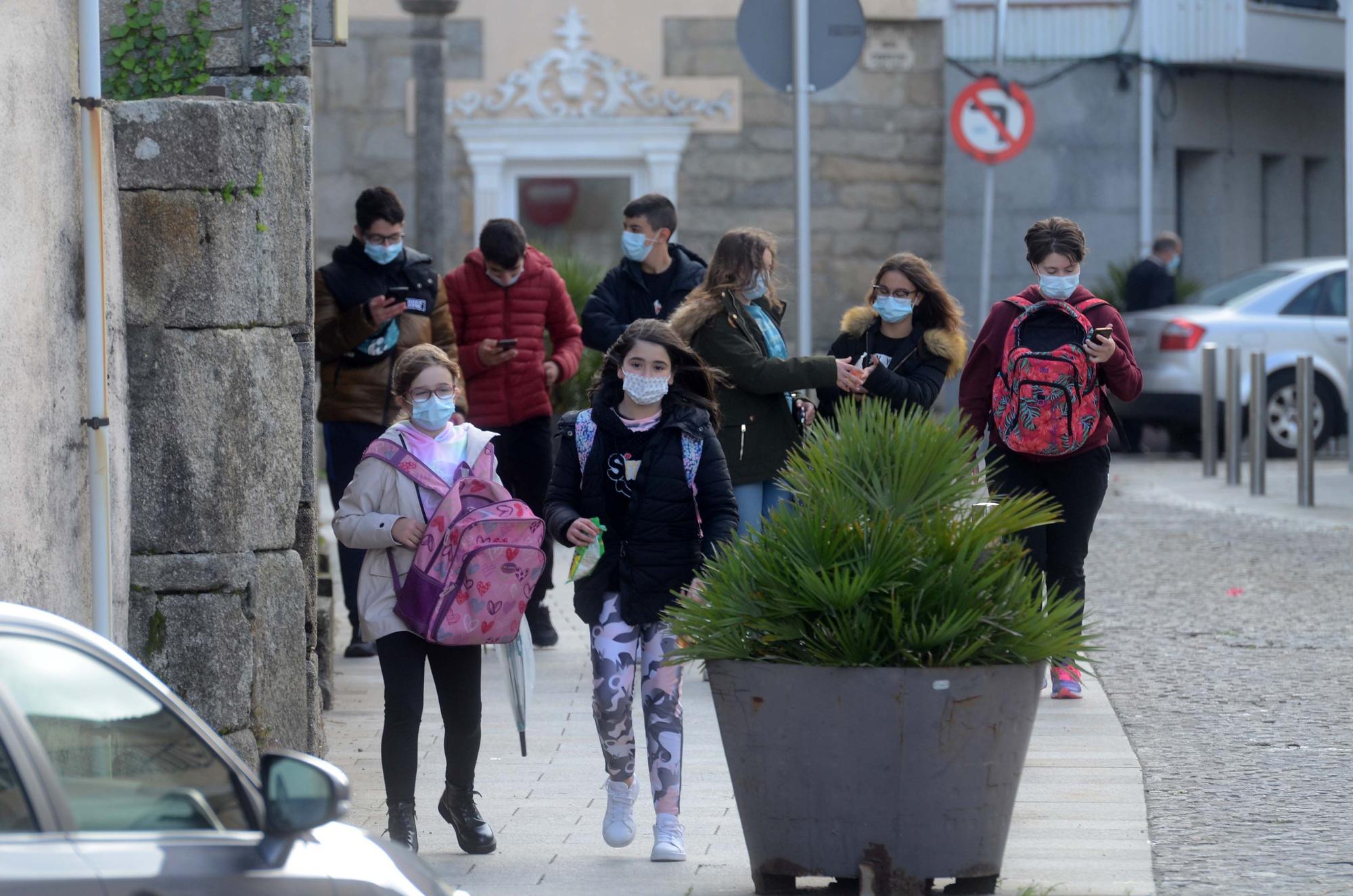 Los niños de A Illa mantienen vivo el "Día de Pedir"