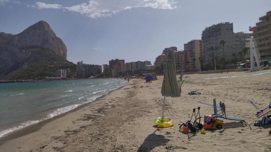 Aspecto de la playa de la Fossa la tarde del miércoles, cuando ondeaba la bandera roja. | A. P. F.