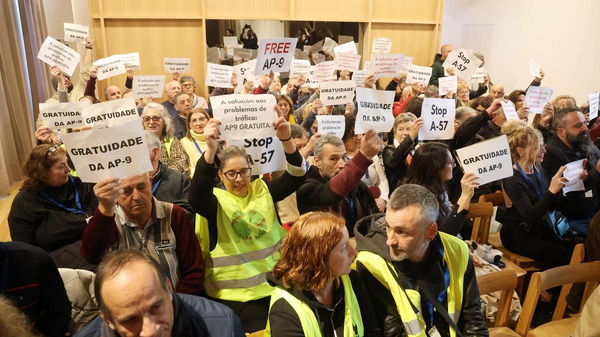 Los vecinos afectados por la A-57 visibilizan sus quejas en el pleno.