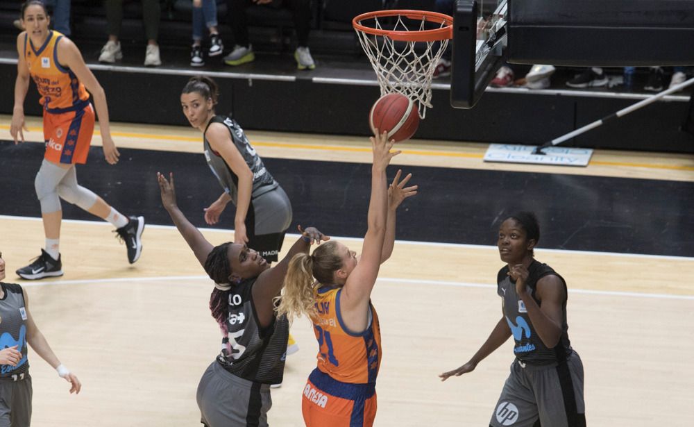 El Valencia iza el estandarte de la Supercopa con una Fonteta entregada