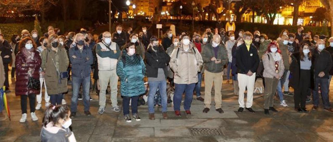 Parte de los asistentes a la concentración que tuvo lugar ayer frente al Concello y que fue convocada por la Federación de ANPAS.