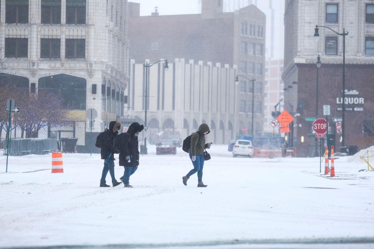 La ciudad de Detroit, helada y paralizada, por el paso de la tormenta Elliott.