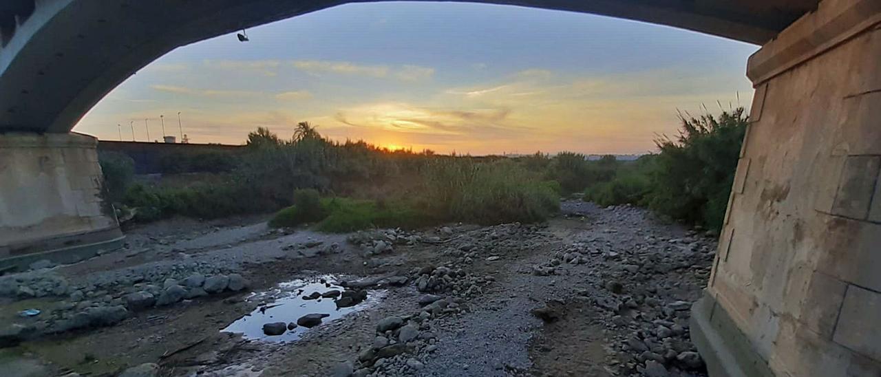 Una imagen del río Albaida seco, el sábado, a la altura del puente de Castelló. | XÚQUER VIU