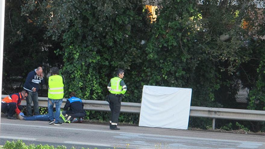 Herida una motorista al caerle un tablero de la baca de un coche en la autovía de Llevant