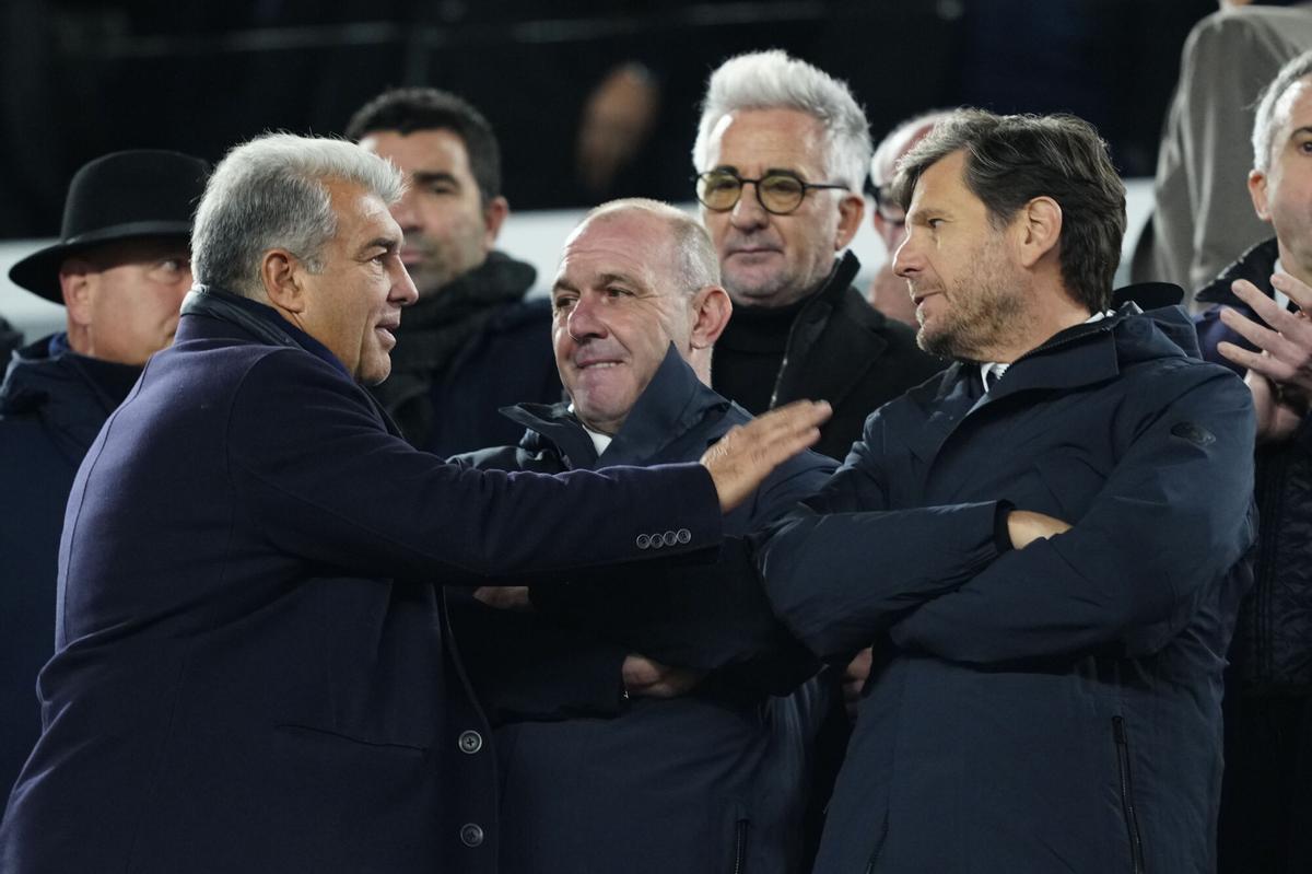 Joan Laporta saluda a Mateu Alemany durante Barça-Atlético