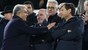 Laporta saluda a Mateu Alemany durante el Barça-Atlético del pasado diciembre en el Camp Nou.