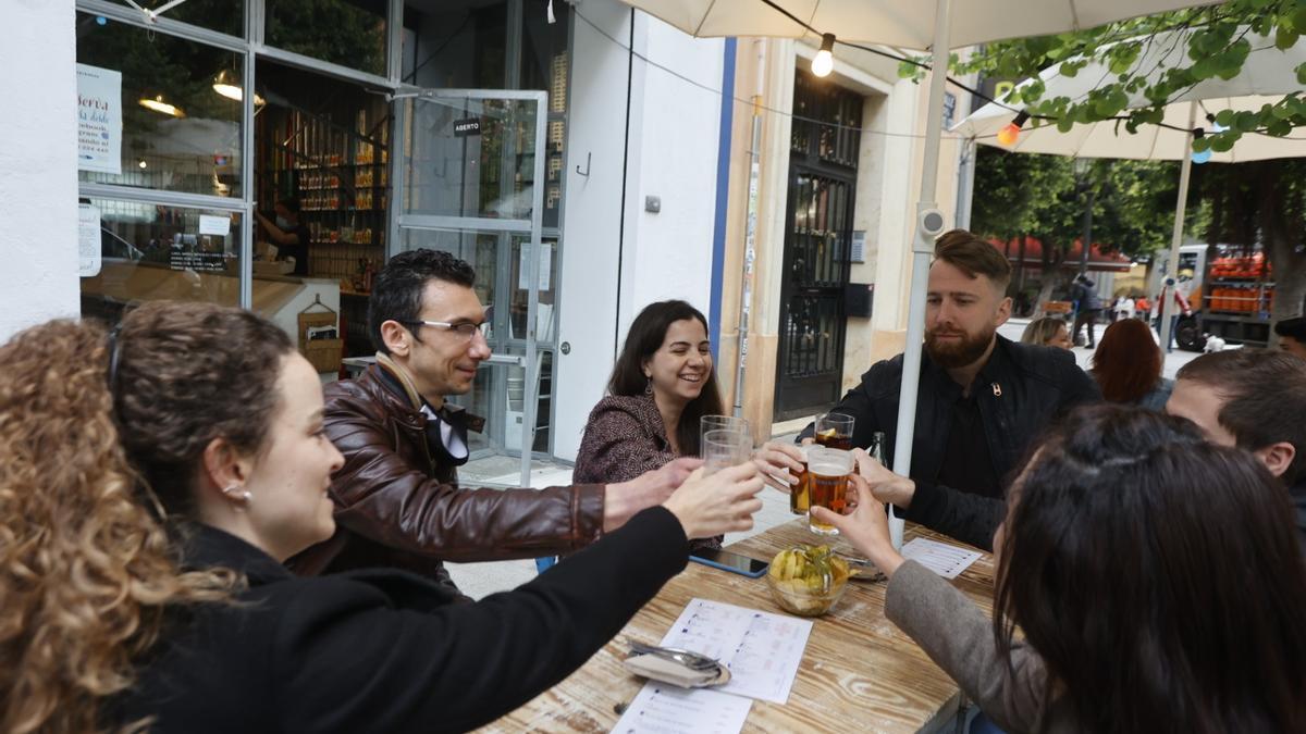 Foto de archivo de un grupo de amigos en Ruzafa celebrando una comida