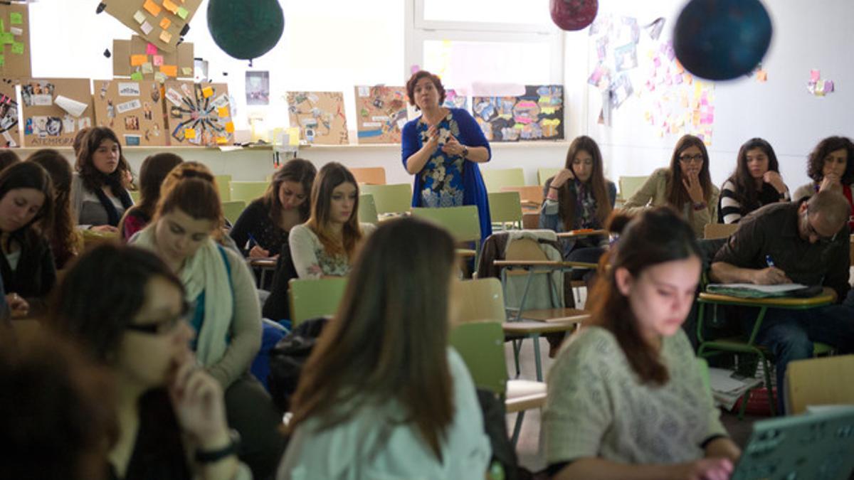 Glòria Jové da una clase a alumnos de Ciencias de la Educación, en la Universitat de Lleida.