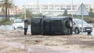 Las fuertes lluvias incomunican a varios vecinos en el Camp d'Elx y obligan a cortar varios caminos