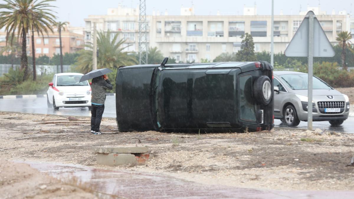 Uno de los accidentes que ha provocado la intensa tormenta de este martes en Elche.